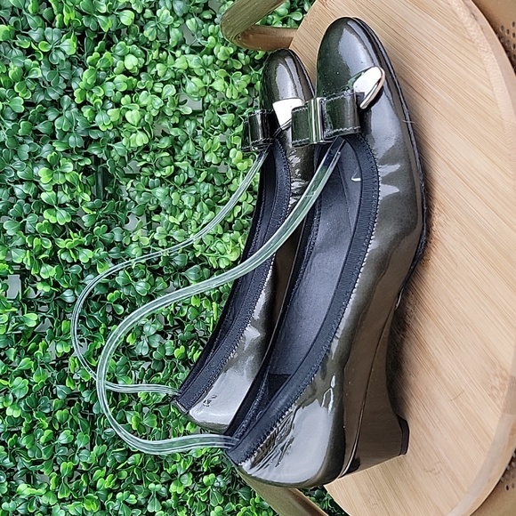 Stuart Weitzman Bowends Patent Leather RoundToe Wedge Heel Shoe Olive Green 8SS - Picture 2 of 14